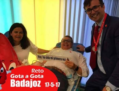 Reto gota a gota banco de sangre Badajoz con Begoña Ballesteros de Mayoball y Angel Pinar