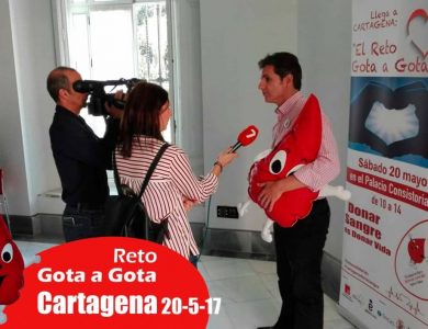 Reto gota a gota banco de sangre Cartagena con Begoña Ballesteros de Mayoball y Angel Pinar