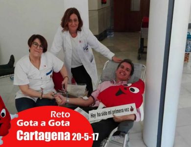 Reto gota a gota banco de sangre Cartagena con Begoña Ballesteros de Mayoball y Angel Pinar